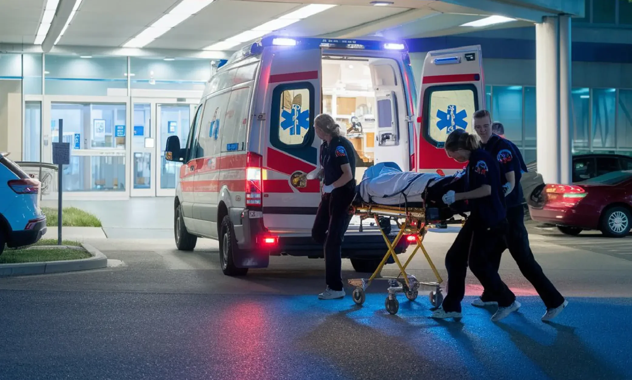 الرئيسية ambulance is being pushed into hospital with man stretcher